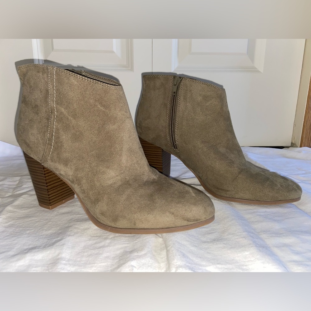 Women’s Boots, Size 9 - Picture 1 of 6